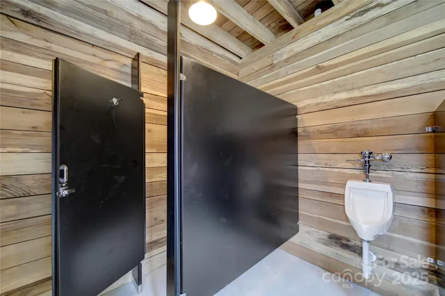 a bathroom with a toilet