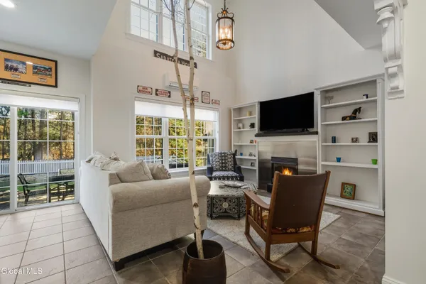 $1,050,000 | 15 Thoroughbred Drive, Saratoga Springs, NY 12866