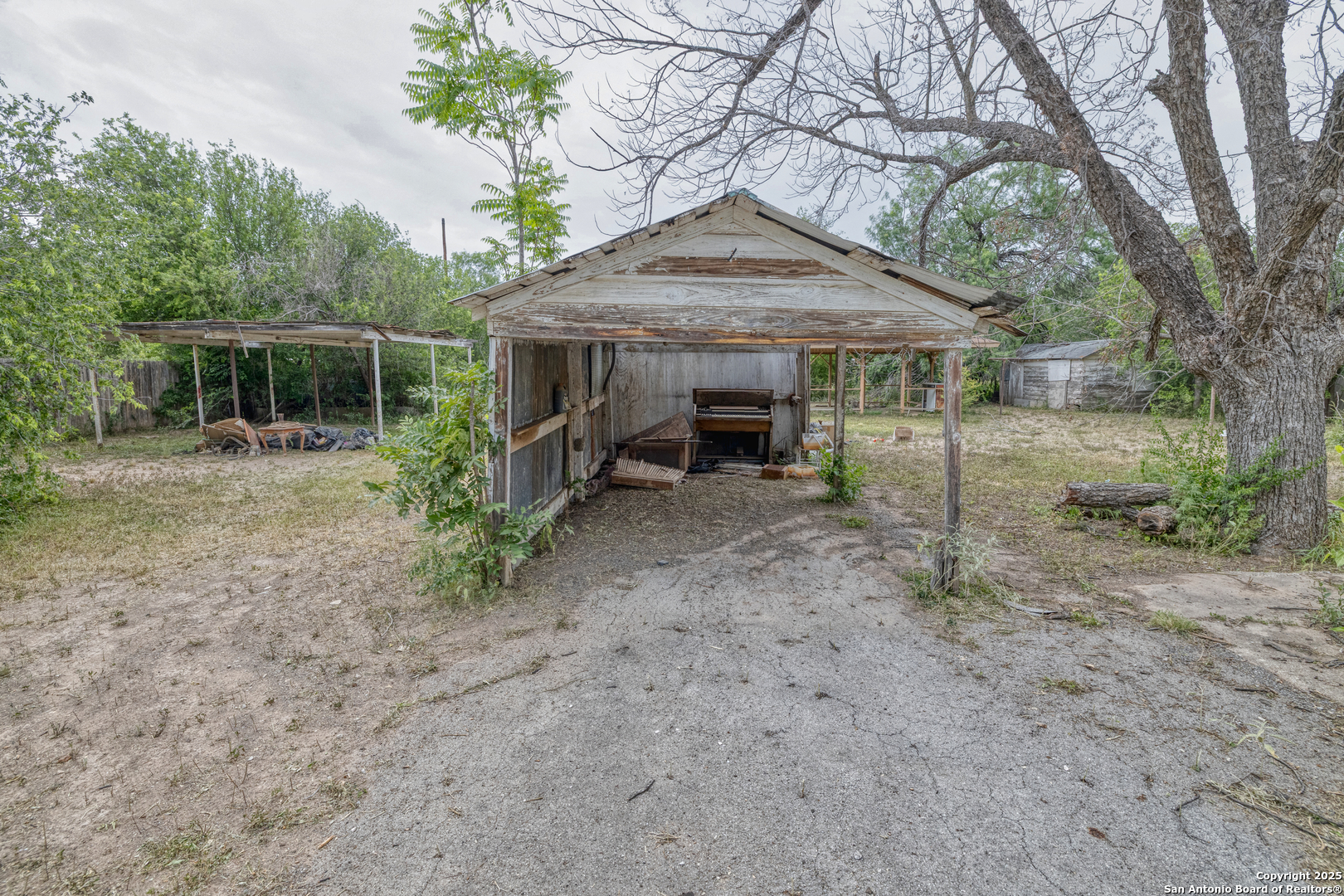 256 Shook Street Uvalde, TX 78801 - Photo 5 of 10