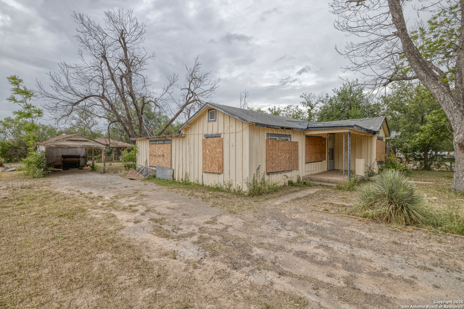 256 Shook Street Uvalde, TX 78801 - Photo 8 of 10