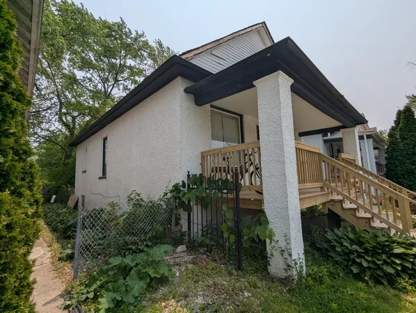 a view of a yard in front of house