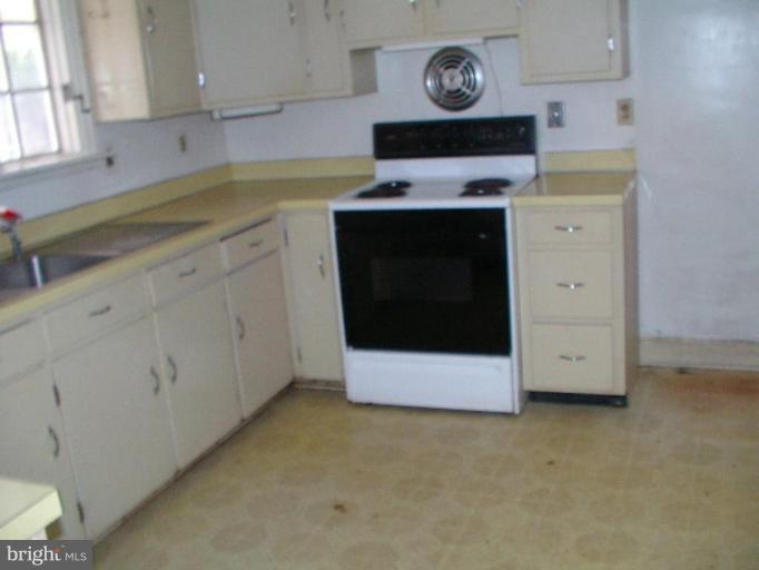 606 Keyes Ferry Road Charles Town, WV 25414 - Photo 3 of 11 Kitchen