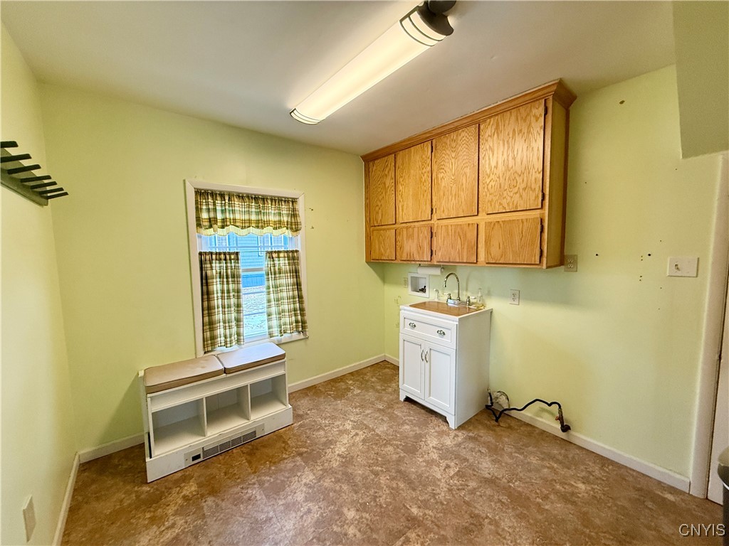 1001 Cold Springs Road Salina, NY 13088 - Photo 17 of 38 Mud Room/Laundry Room