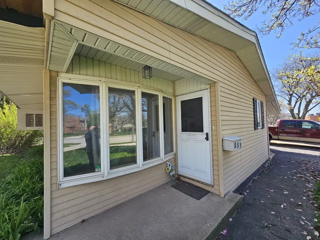 $2,600 | 883 South York Street, Elmhurst, IL 60126