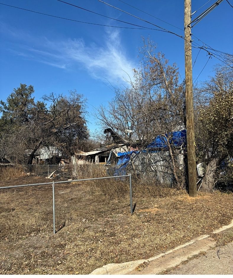 702 Short Kemp Street Austin, TX 78741 - Photo 4 of 4 View of yard