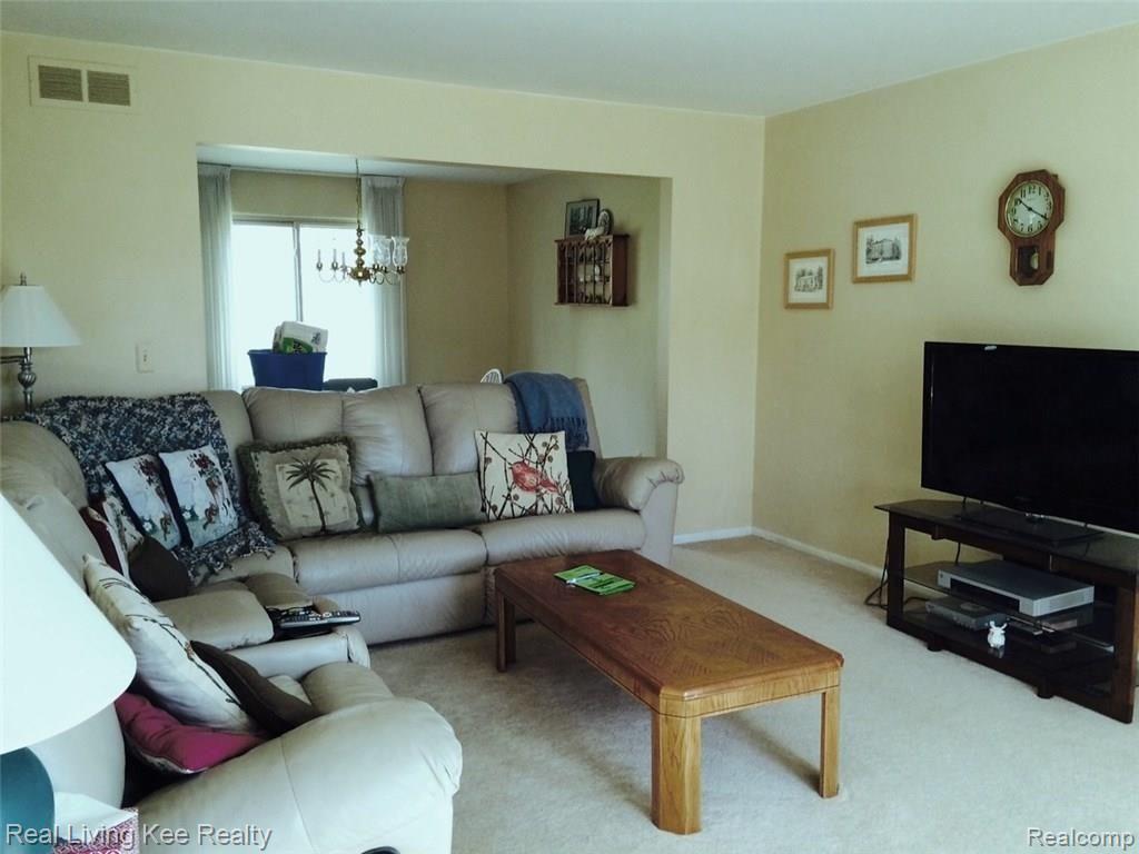 879 Augusta Drive Rochester, MI 48309 - Photo 4 of 37 Living room.jpg