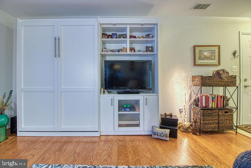 1783 Jonathan Way, Unit J Reston, VA 20190 - Photo 7 of 42 Living room