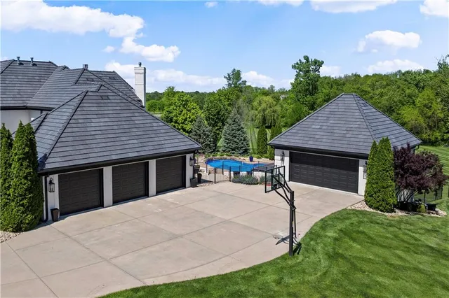 $2,750,000 | 20711 Benson Street, Bucyrus, KS 66013