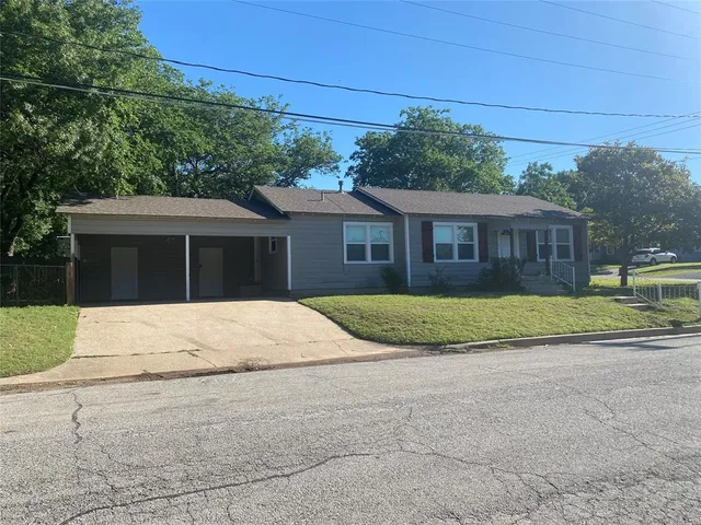 a view of front a house with a yard