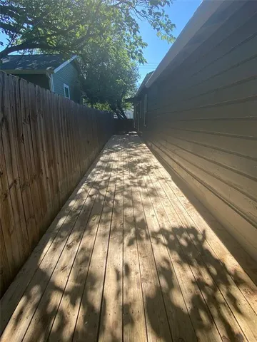 a view of backyard with pathway