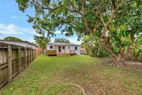 a view of a house with backyard and garden