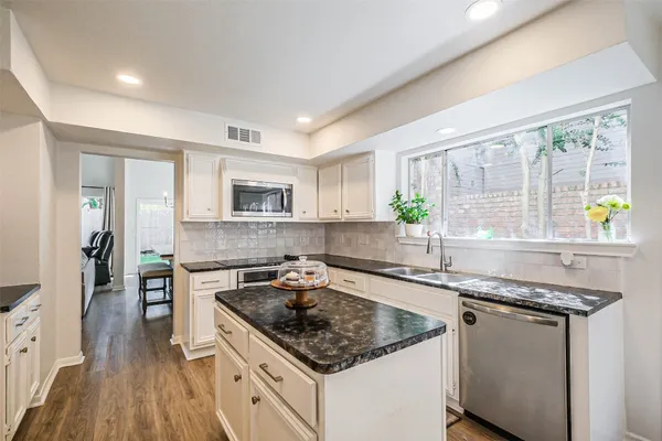 $3,000 | 1565 Beaconshire, Houston, TX 77077