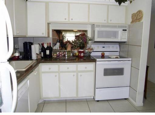 2800 Fiore Way, Unit 2070 Delray Beach, FL 33445 - Photo 3 of 9 eat-in kitchen