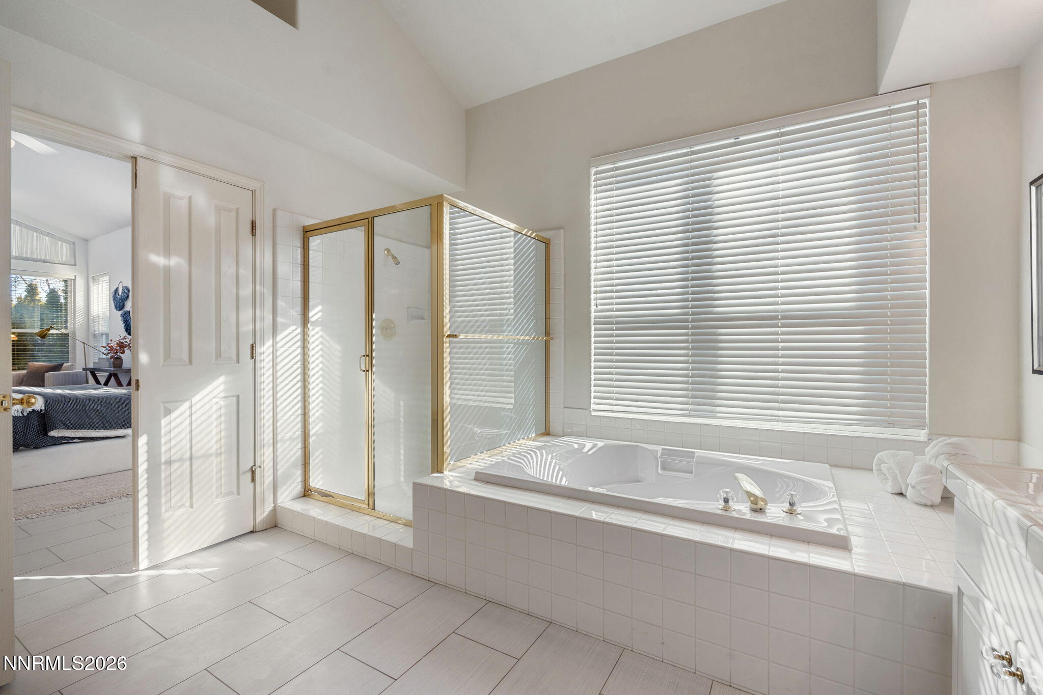 6186 Squires Lane Reno, NV 89519 - Photo 28 of 57 a spacious bathroom with a tub and shower
