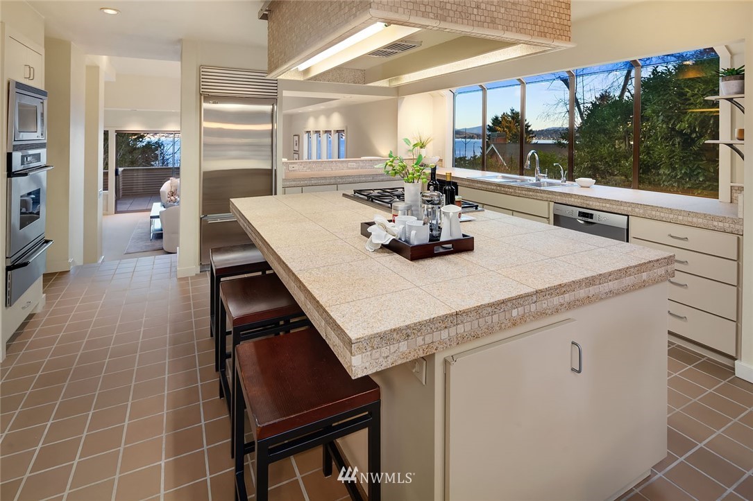 6677 Northeast Windermere Road Seattle, WA 98115 - Photo 7 of 25