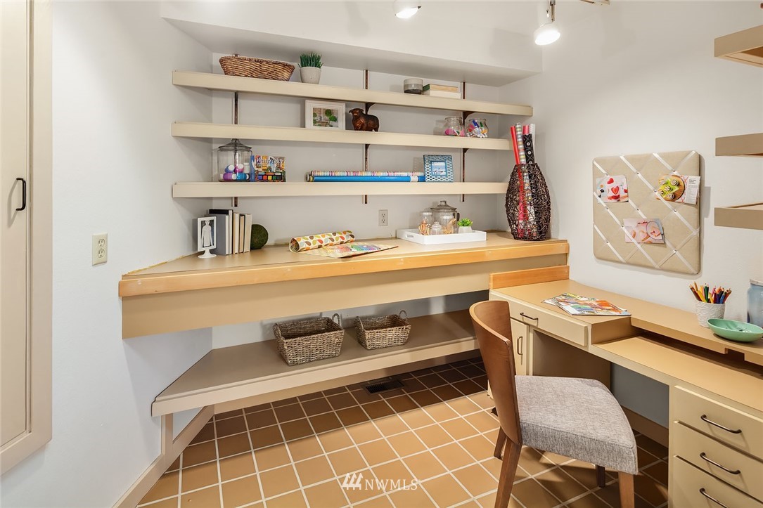 6677 Northeast Windermere Road Seattle, WA 98115 - Photo 9 of 25