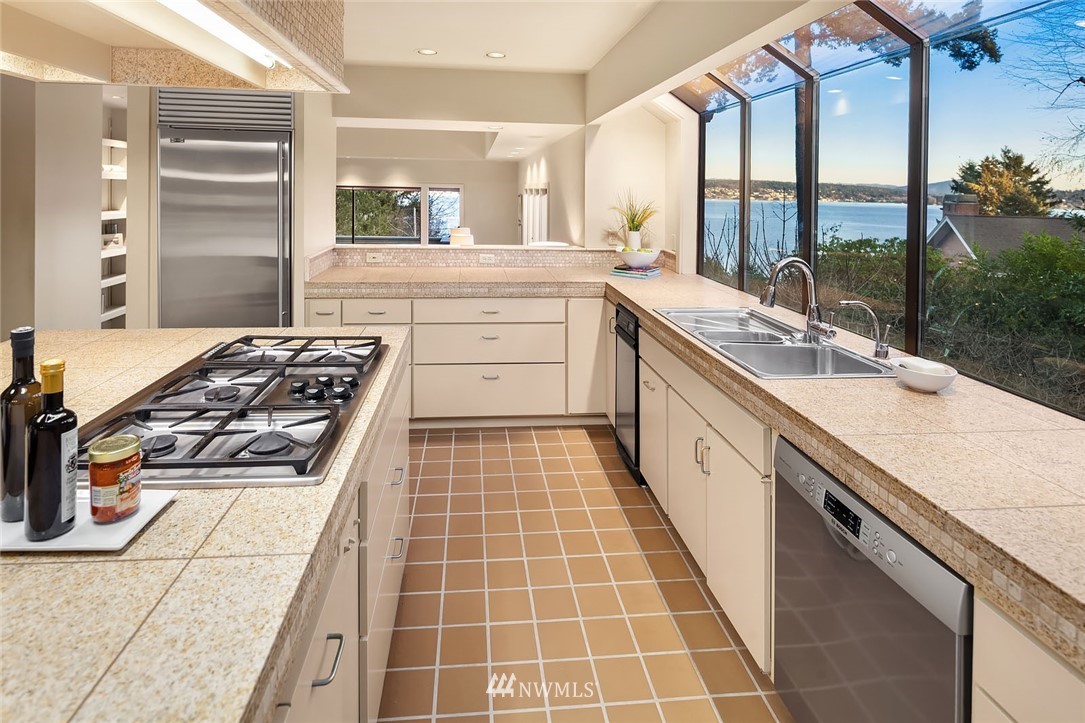 6677 Northeast Windermere Road Seattle, WA 98115 - Photo 10 of 25