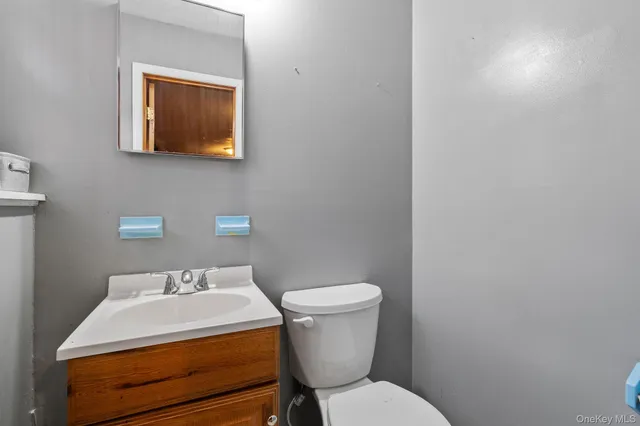 a view of livingroom with furniture