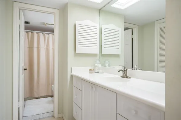 $8,000 | 300 Harbour Drive, Unit 201E, Vero Beach, FL 32963