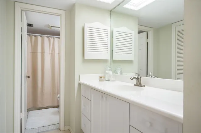 $8,000 | 300 Harbour Drive, Unit 201E, Vero Beach, FL 32963