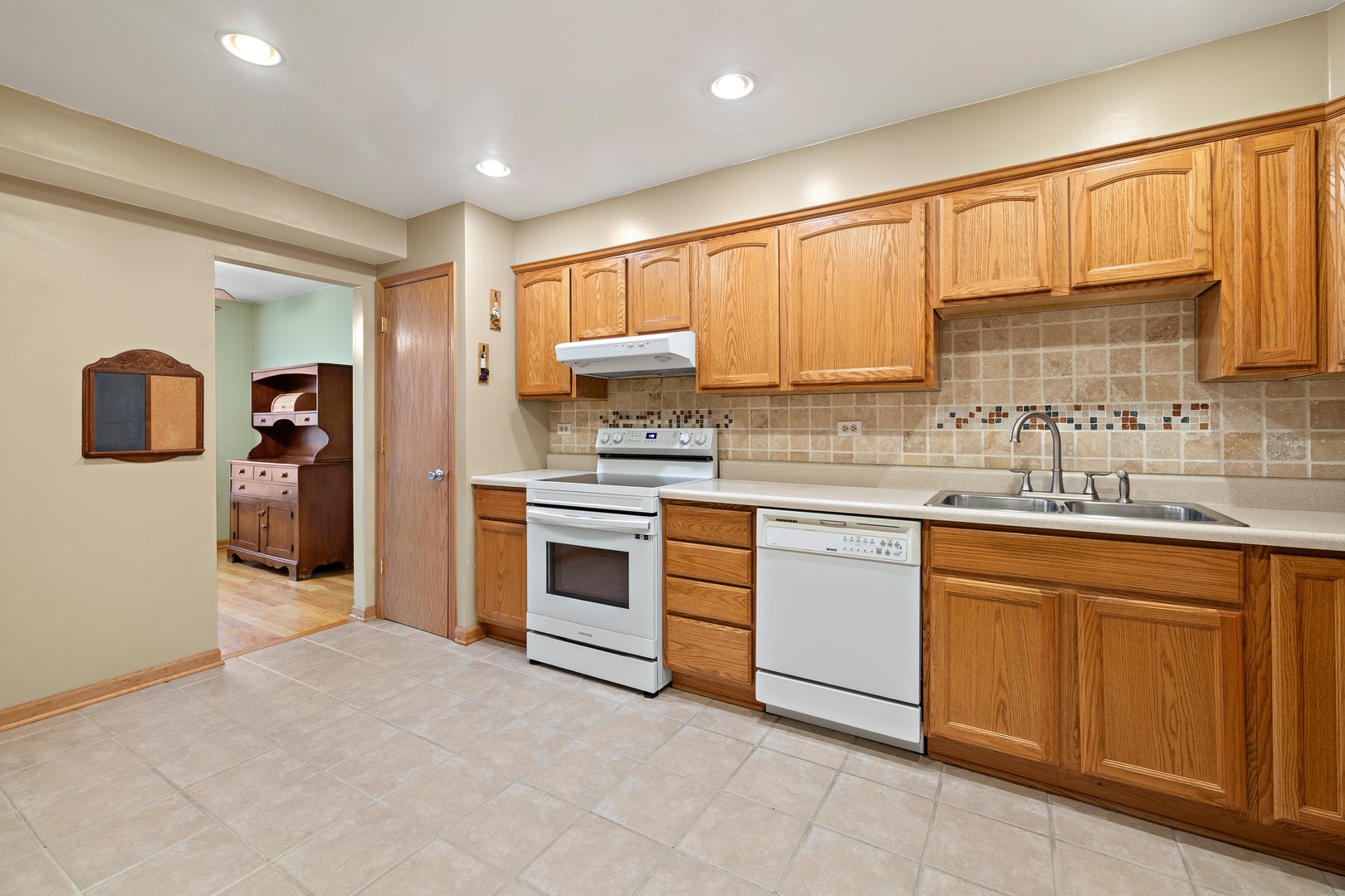 209 Monroe Road Bolingbrook, IL 60440 - Photo 4 of 20
