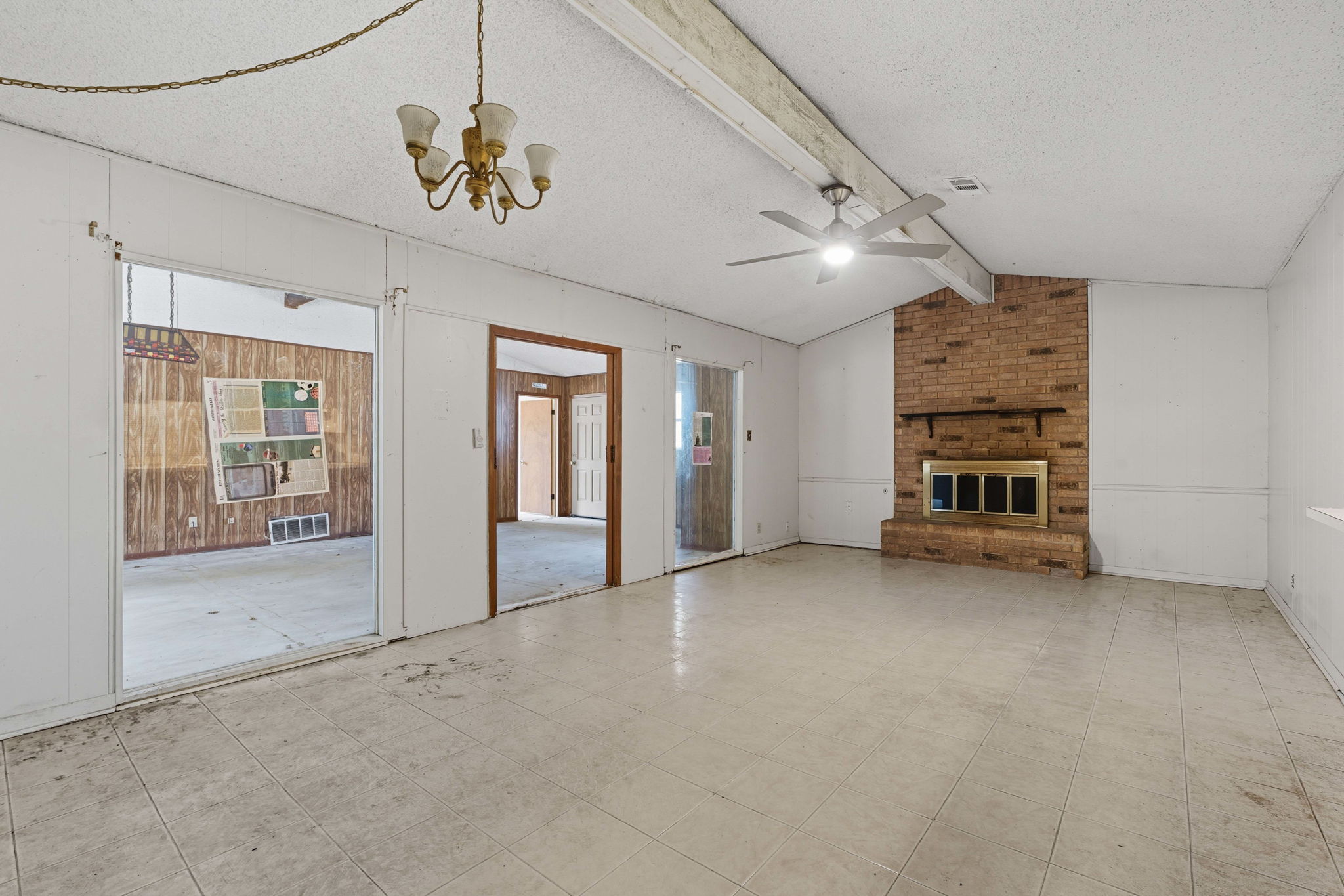 2405 Grace Street Taylor, TX 76574 - Photo 3 of 19 en empty room with windows and ceiling fan