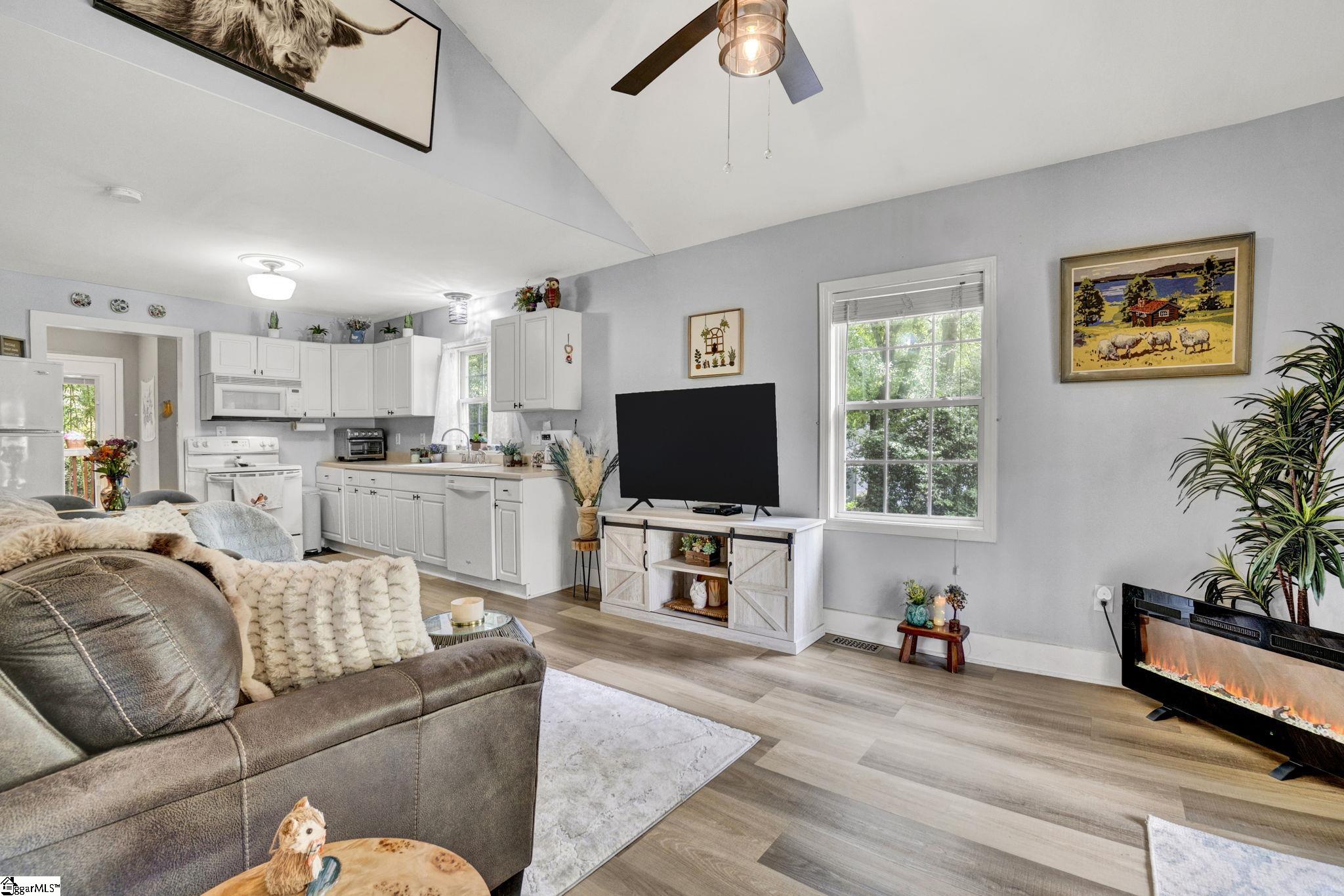 301 South E Street Easley, SC 29640 - Photo 7 of 49