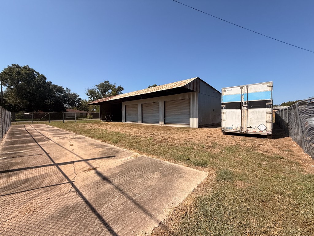 900 Spring Street Columbus, TX 78934 - Photo 1 of 8 Gallery Image 1