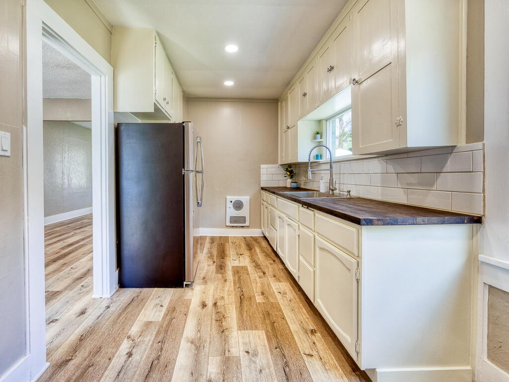 8841 Shady Pine Road Klamath Falls, OR 97601 - Photo 11 of 33 Kitchen