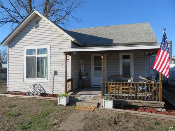 $136,000 | 108 West Lake Street, McLouth, KS 66054