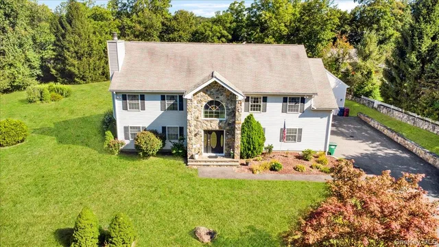 $999,000 | 70 Oak Pond Lane, Mahopac, NY 10541