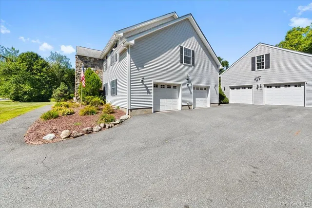 $999,000 | 70 Oak Pond Lane, Mahopac, NY 10541