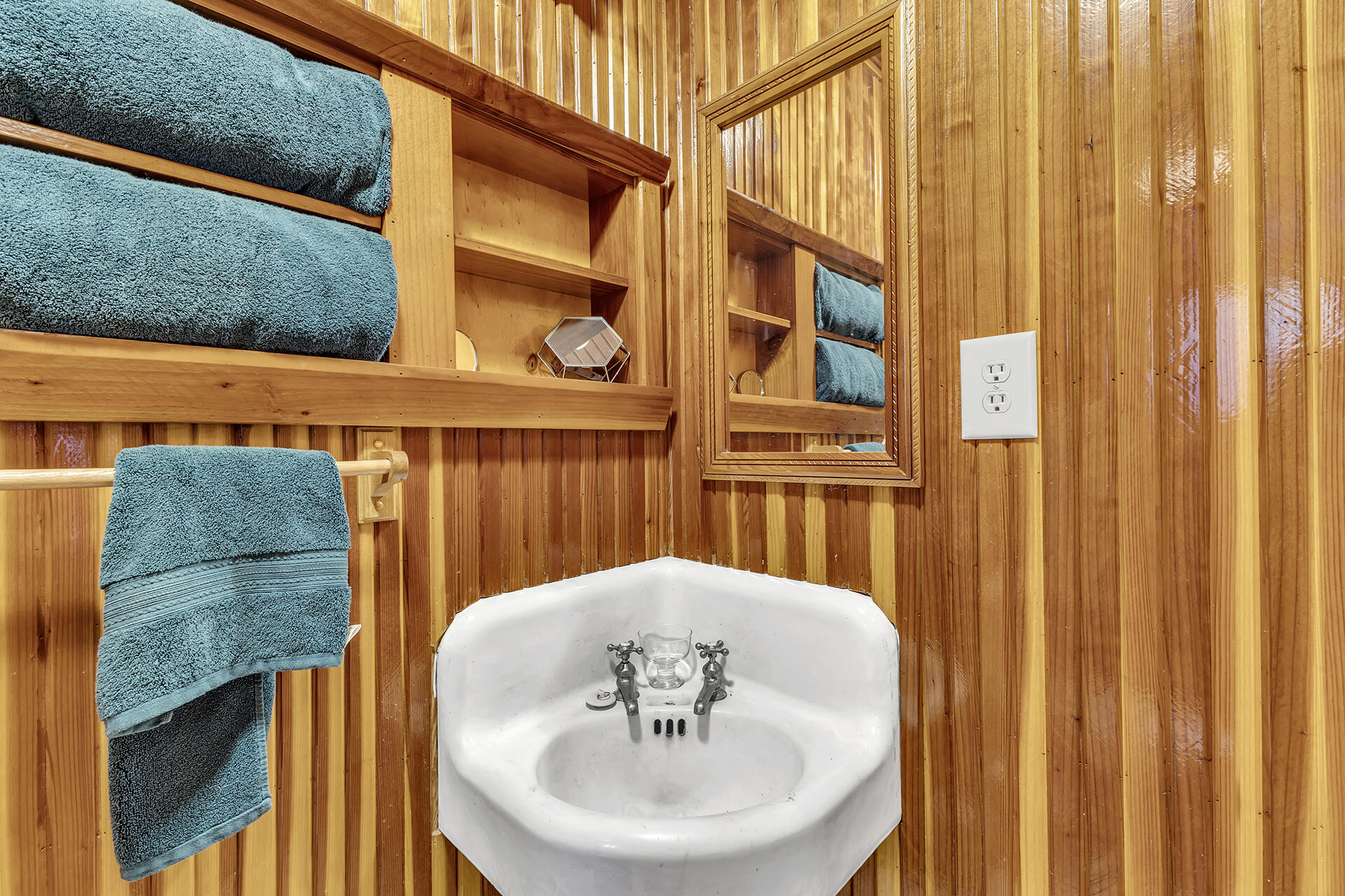 54865 Strong Drive Idyllwild, CA 92549 - Photo 16 of 27 a bathroom with a sink and a mirror