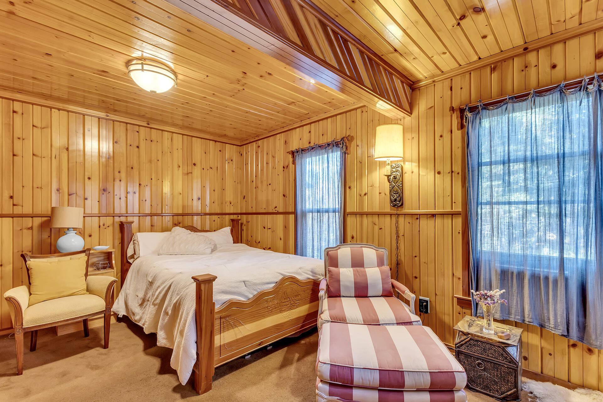 54865 Strong Drive Idyllwild, CA 92549 - Photo 18 of 27 a bedroom with a bed and wooden floor