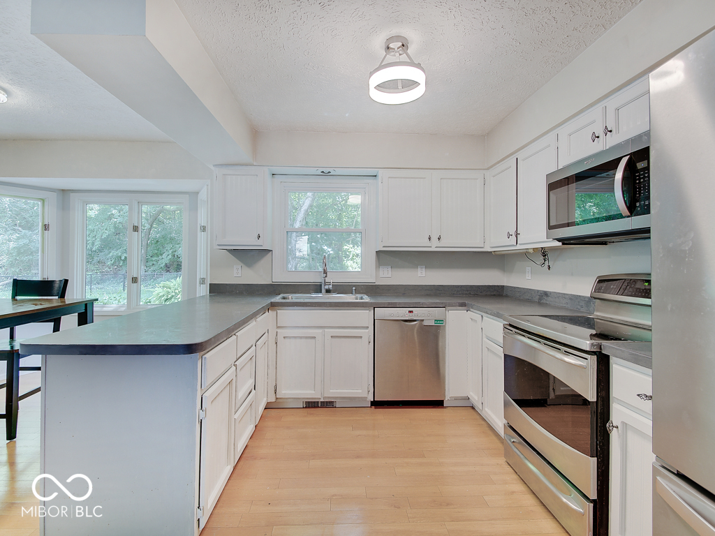 847 Claridge Court Indianapolis, IN 46260 - Photo 15 of 32