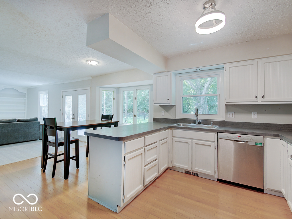 847 Claridge Court Indianapolis, IN 46260 - Photo 16 of 32