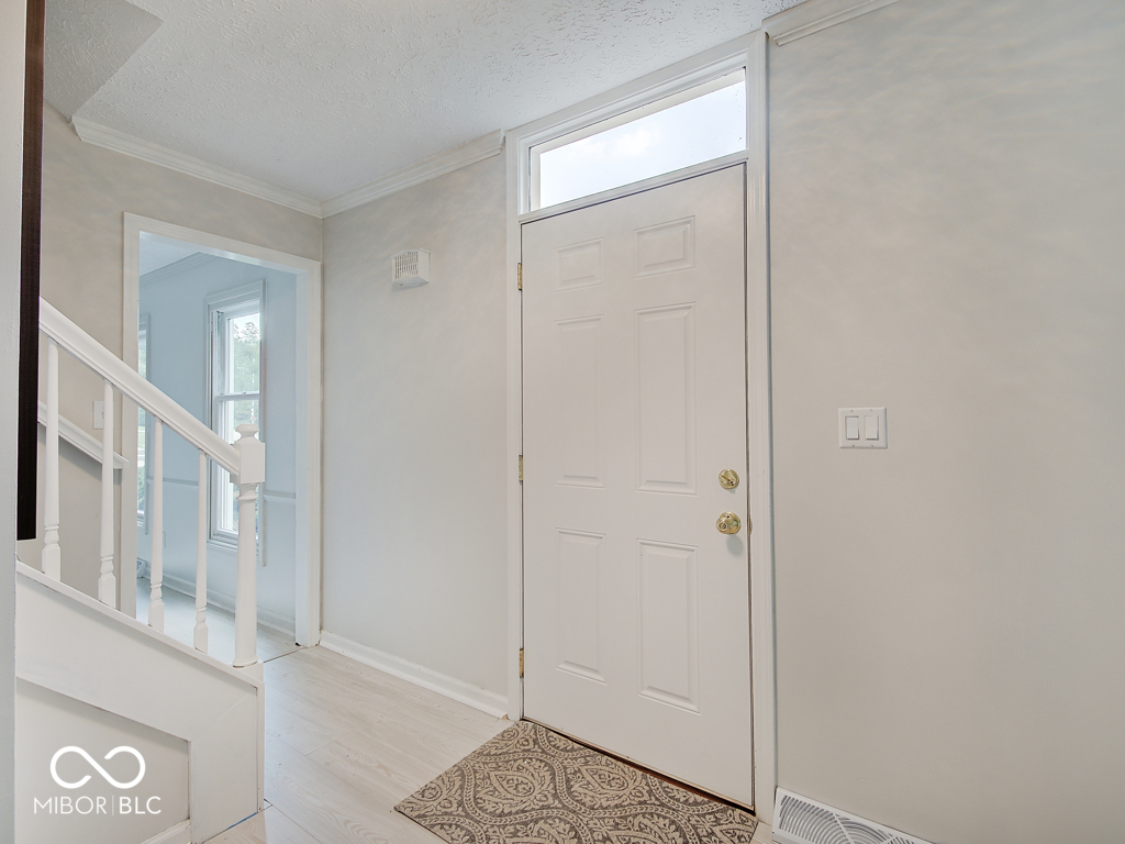 847 Claridge Court Indianapolis, IN 46260 - Photo 2 of 32