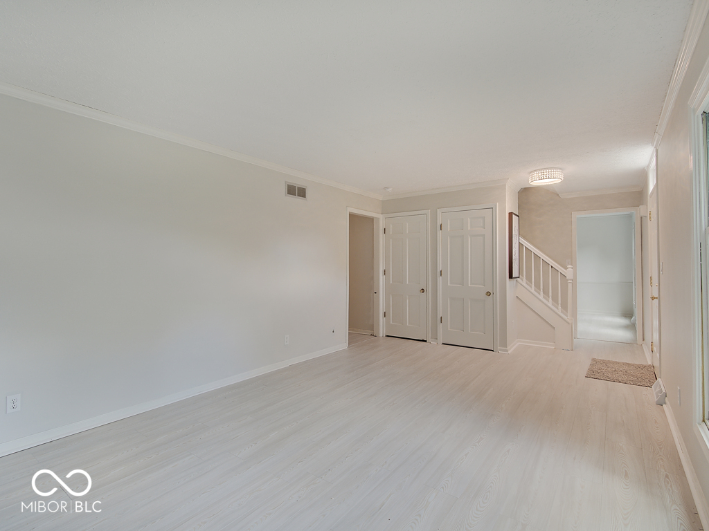 847 Claridge Court Indianapolis, IN 46260 - Photo 4 of 32