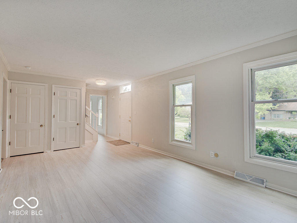 847 Claridge Court Indianapolis, IN 46260 - Photo 5 of 32