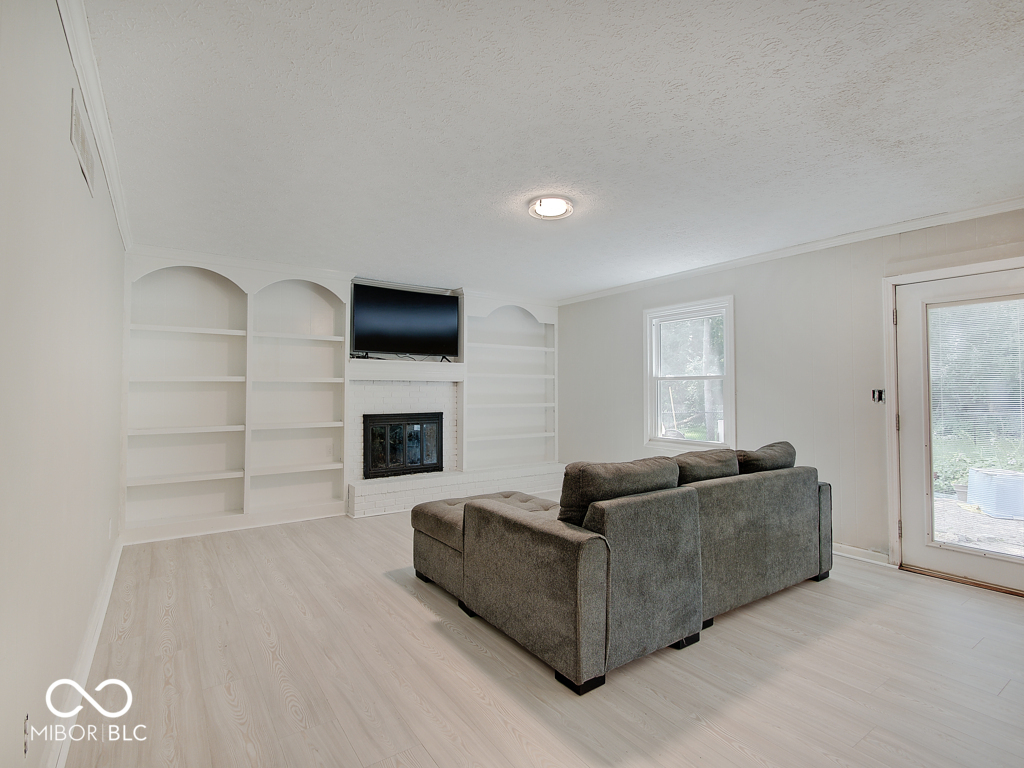 847 Claridge Court Indianapolis, IN 46260 - Photo 9 of 32