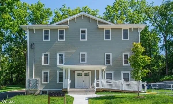 $2,525 | 55 Gingerbread Castle Road, Unit 2, Hamburg, NJ 07419