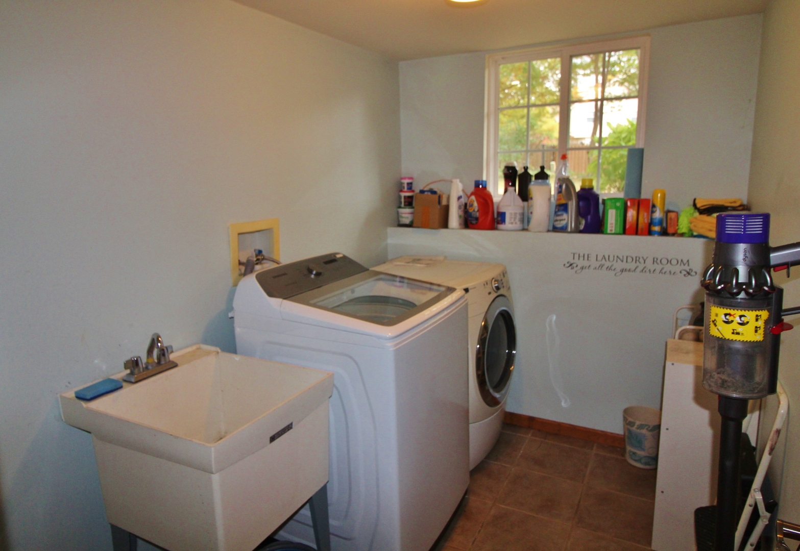 1445 Scott Circle Morris, IL 60450 - Photo 26 of 31 a view of washer and dryer with kitchen in the background