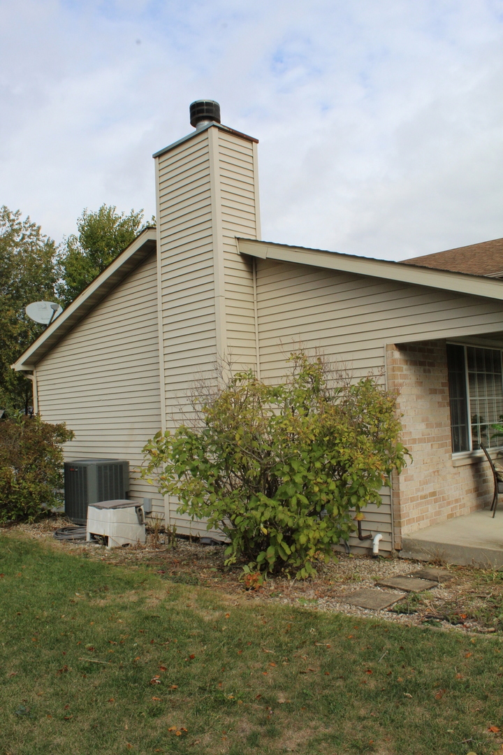 1445 Scott Circle Morris, IL 60450 - Photo 29 of 31 a front view of a house with garden