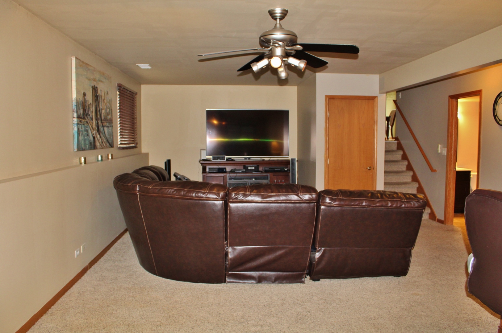 1445 Scott Circle Morris, IL 60450 - Photo 10 of 31 a living room with furniture and a flat screen tv