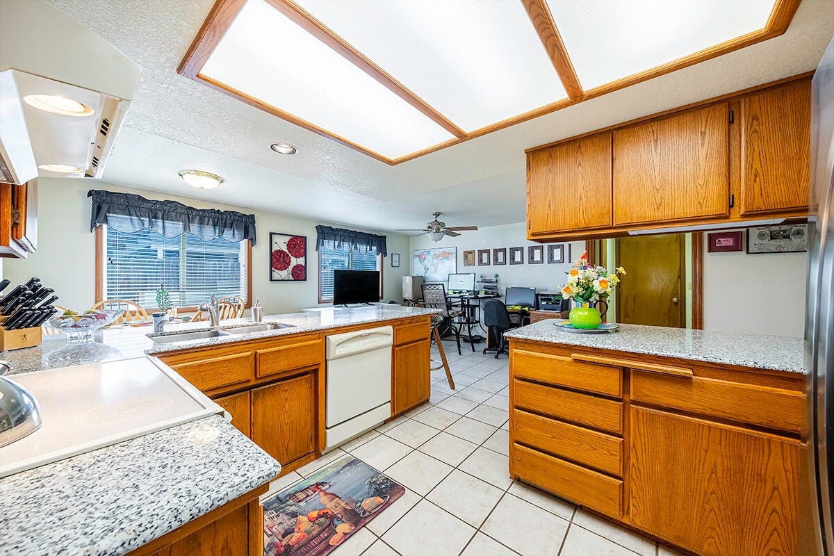 1630 Timothy Street Central Point, OR 97502 - Photo 9 of 28 10