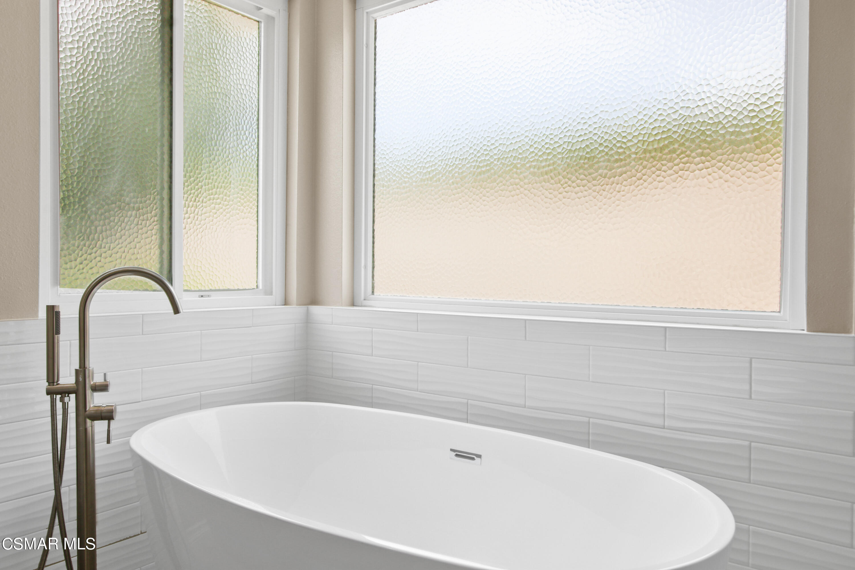 2745 Gum Circle Simi Valley, CA 93065 - Photo 24 of 40 a bathroom with a bathtub