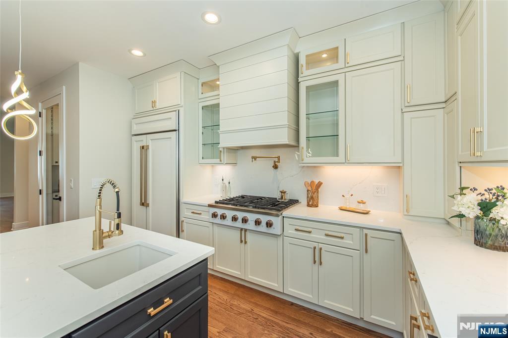 778 Wynetta Place Paramus, NJ 07652 - Photo 6 of 44 Gallery Image 6