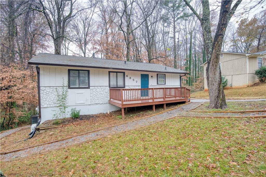 a view of a house with a yard