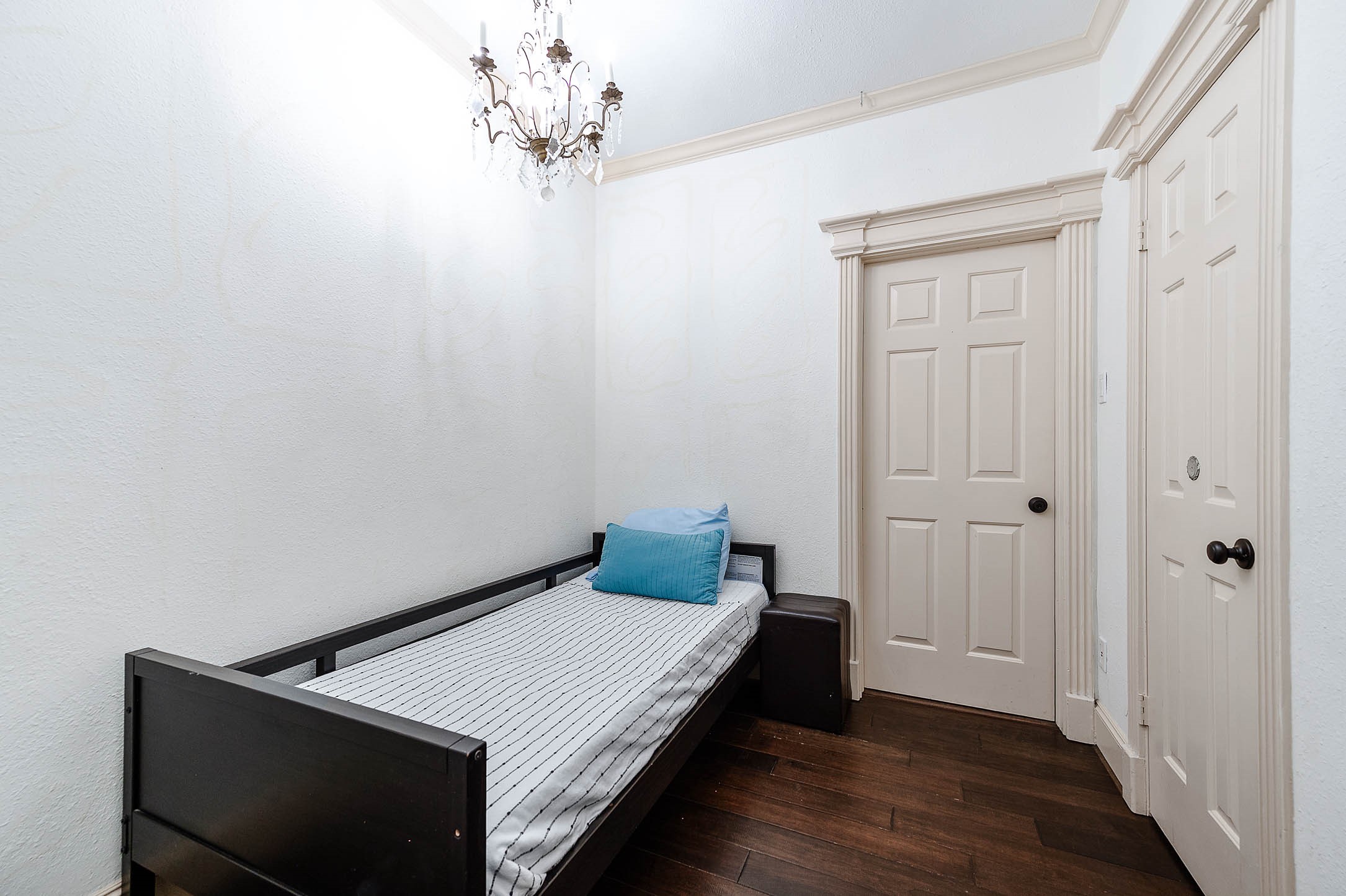 7110 Gary Street Houston, TX 77055 - Photo 27 of 50 a bedroom with a bed and a window