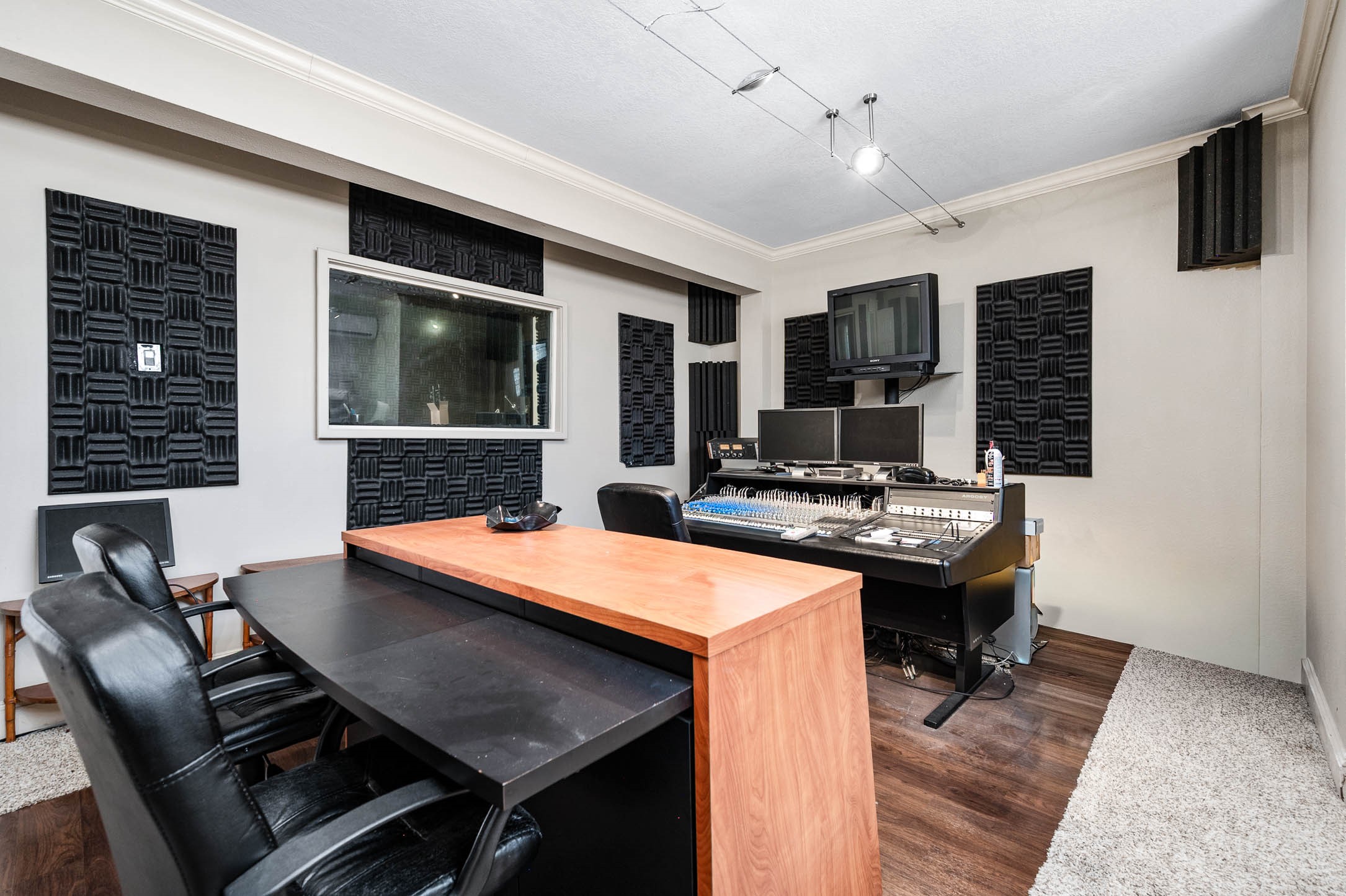 7110 Gary Street Houston, TX 77055 - Photo 33 of 50 a kitchen that has a table and chairs in it